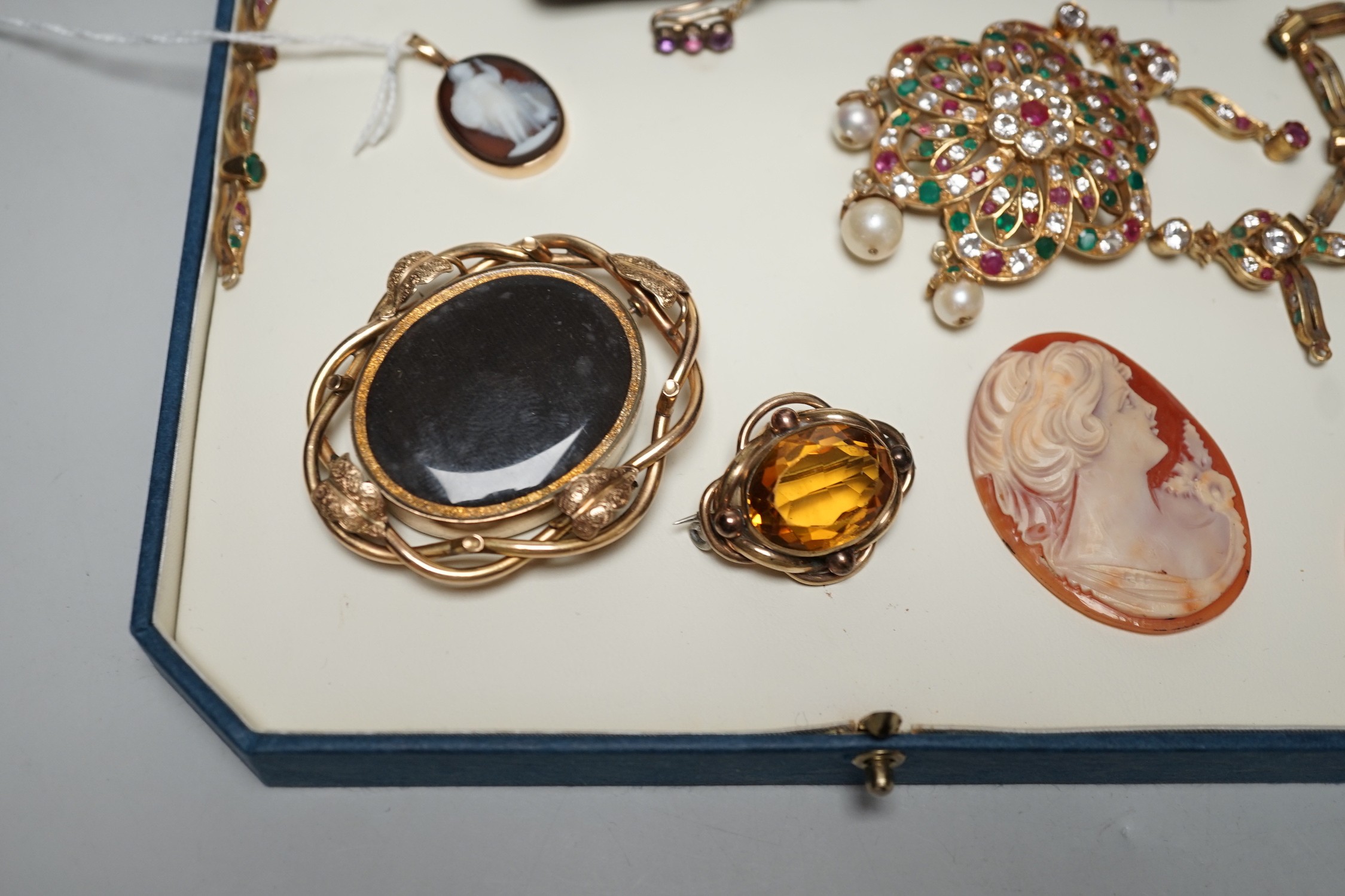 A yellow metal mounted oval cameo hardstone? set oval pendant, 32mm and a group of assorted costume jewellery including a pinchbeck brooch.